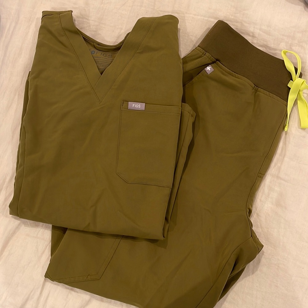 Figs olive green scrub set